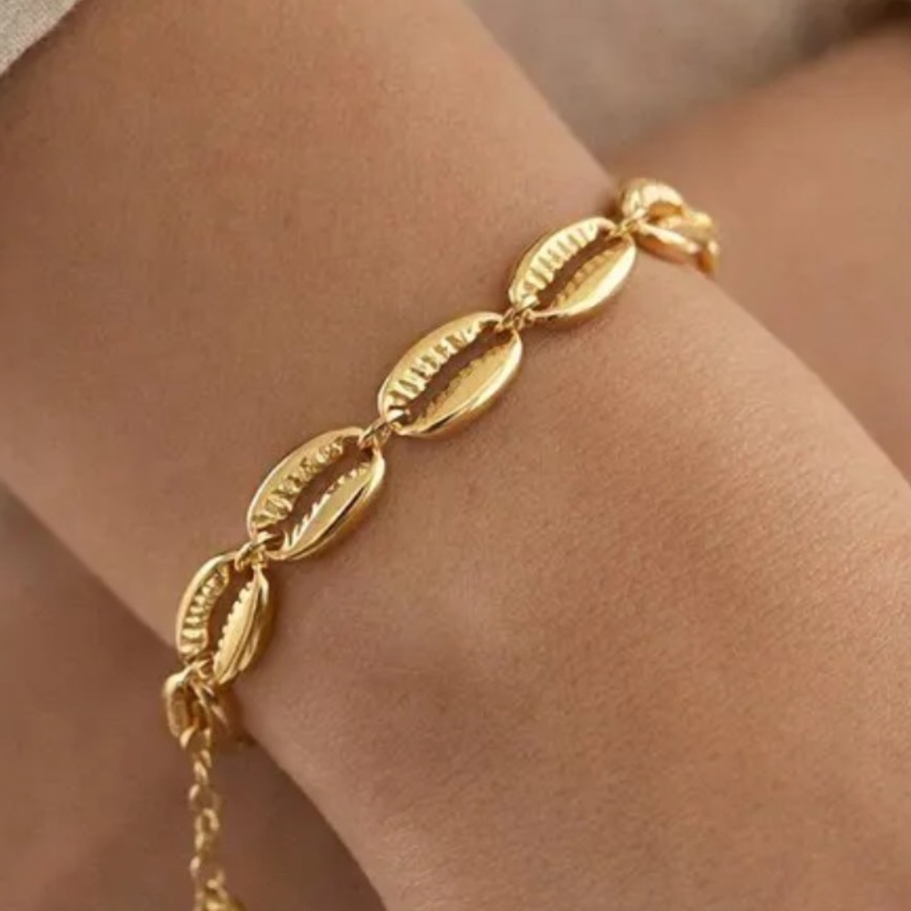 Gold cowrie shell bracelet, sea witch jewelry, jewellery gifts, mermaid jewelry - Picture 7 of 7